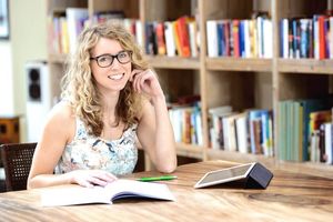 Das onlineplus-Konzept der HS Fresenius bietet Studiengänge verschiedenster Fachbereiche an