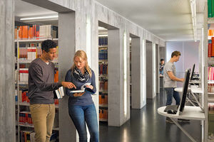 Studierende haben Zugang zur gut ausgestatteten Bibliothek mit zahlreichen Zusatzangeboten