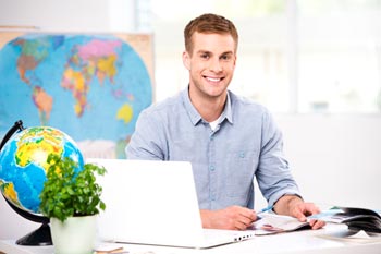 junger Mann im Reisebüro