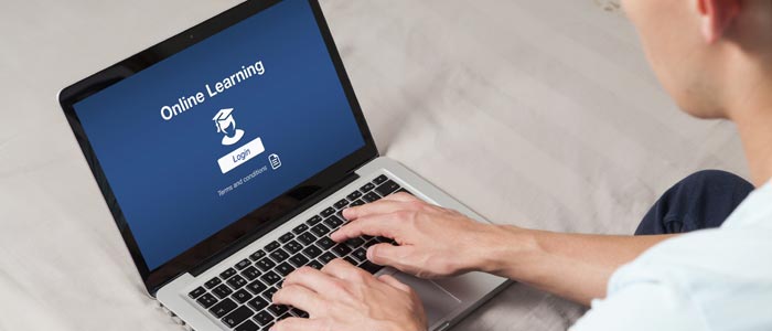 Laptop mit geöffnetem Online Learning-Programm