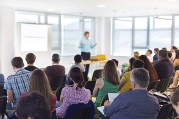 Studierende sitzen in einer Vorlesung.