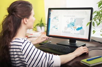 junge Frau arbeitet am Computer