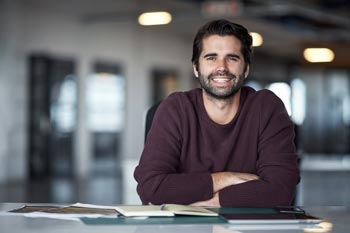 junger Geschäftsmann am Schreibtisch