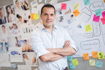 junger Mann vor Pinnwand