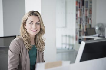 junge Geschäftsfrau im Büro