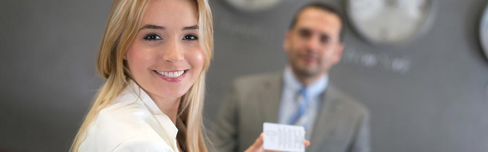 junge Frau an Hotelrezeption