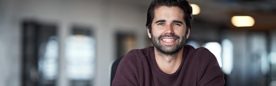 Lächelnder Mann mittleren Alters