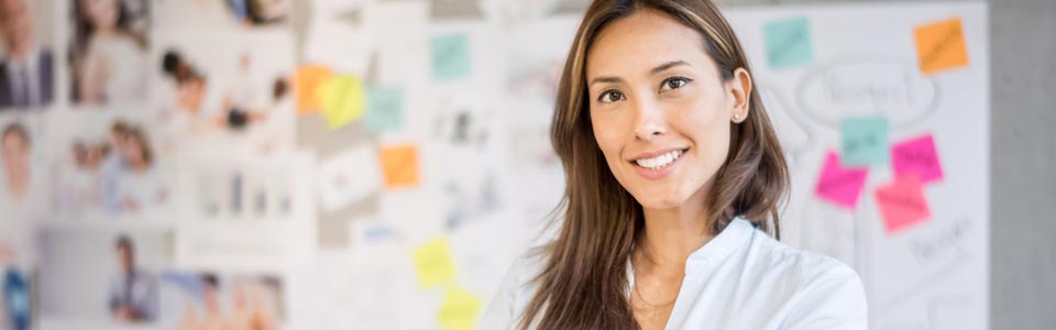 junge Frau vor Pinnwand