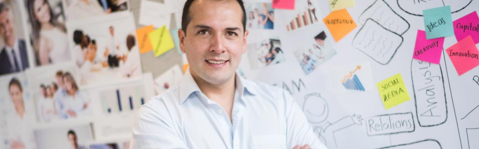 junger Mann vor Pinnwand