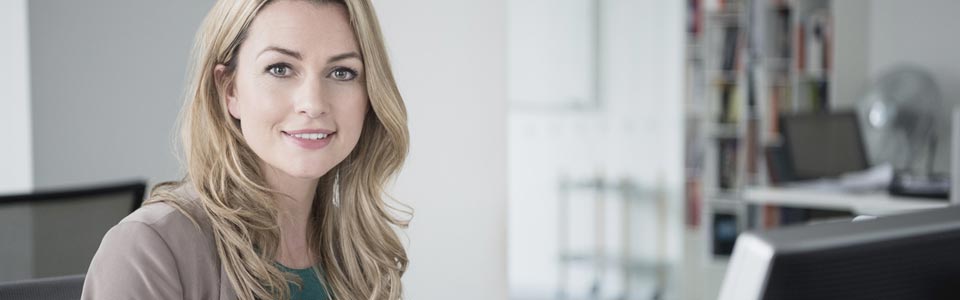 Geschäftsfrau mittleren Alters sitzt im Büro