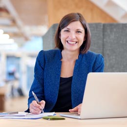 junge Frau Schreibtisch mit Laptop
