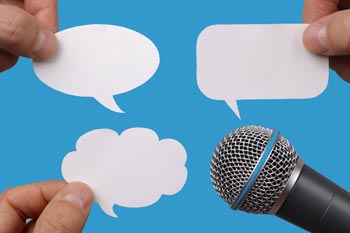 Mikrofon und Sprechblasen