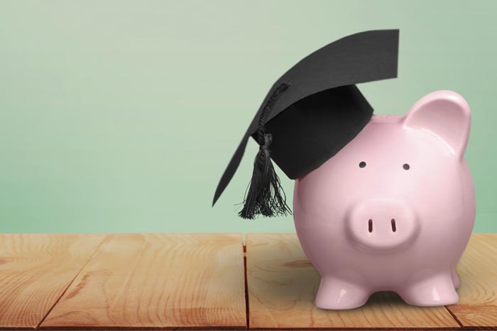 Sparschwein mit Absolventen-Hut